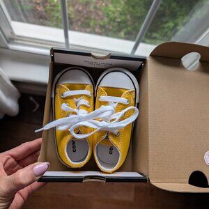 Toddler Converse Size 6 Shoes💛